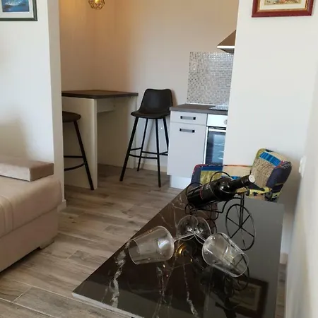 Laura Apartment *